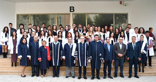 DAÜ Diş Hekimliği Fakültesi Beyaz Önlük Giydirme Töreni Gerçekleştirdi