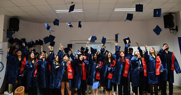 DAÜ Sağlık Bilimleri Fakültesi Güz Dönemi Mezunları İçin Mesleki Yemin Töreni Düzenledi