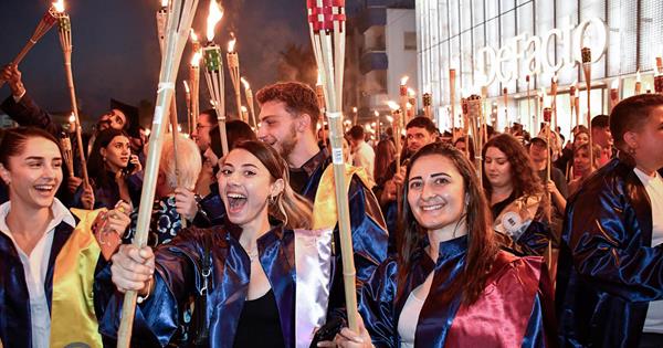 Yüzlerce DAÜ Mezunu Meşalelerle Gazimağusa